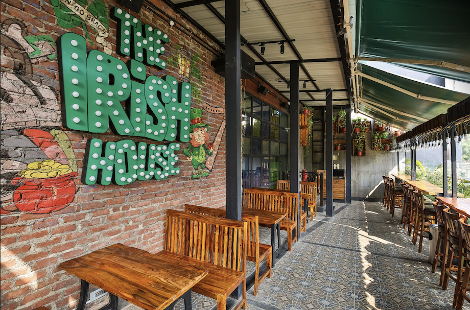 The Irish House – Mumbai’s Iconic Pub for Craft Beers, Big Bites & Live Sports Vibes 🇮🇪