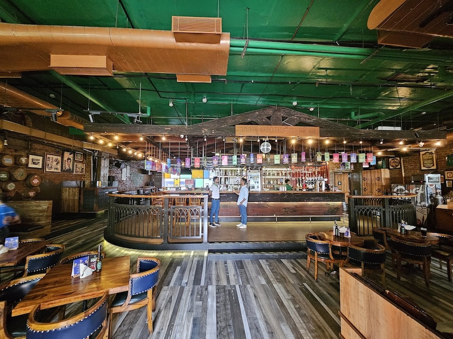 The Irish House – Mumbai’s Iconic Pub for Craft Beers, Big Bites & Live Sports Vibes 🇮🇪